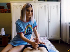 Трётся клитором и мокрой киской по большому члену брата