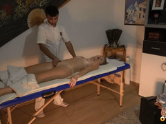 Кавказский массажист развёл взрослую клиентку на секс