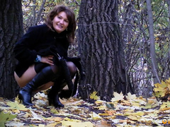 Писсинг зрелой тетки в лесу парка на скрытую камеру