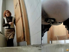 Рыжую учительницу подловили в туалете скрытой камерой
