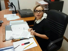 Новая секретарша в очках первый раз облизывает старому начальнику