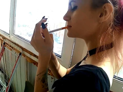 Кавалер чпокает свою брюнетку на балконе пока та курит сигарету