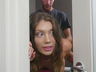 Лену раком трахает бойфренд