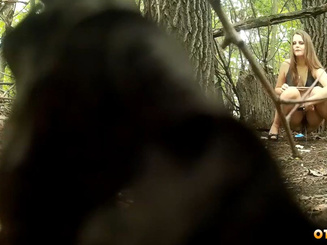 Девченка в чулочках ссыт на природе (подглядывание)