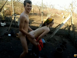 Секс с худой крестьянкой в курятнике возле сарая