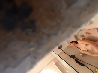 Банщик застукал мастурбирующую сучку в душе