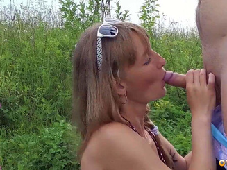 Sasha Bikeyeva на природе сосет пенис пацана и наедается спермой