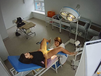 Брюнетка на приёме в кабинете гинеколога. Подглядывание