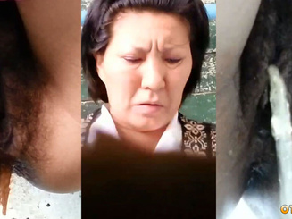 Зрелые казашки писают и какают в деревянном туалете с ямой