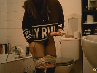 Дочь нашла в туалете резиновый писюн мамы и попользовалась им