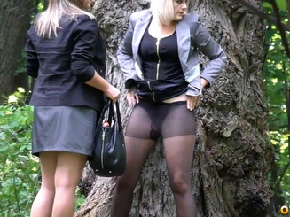 Писсинг студенток в кустах во дворе университета