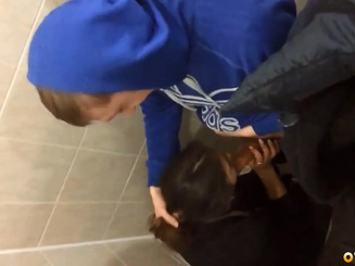 Сосёт хер студенту в туалетной кабинке ПТУ