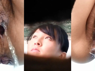 Писающие молодые казашки в уличном туалете рынка