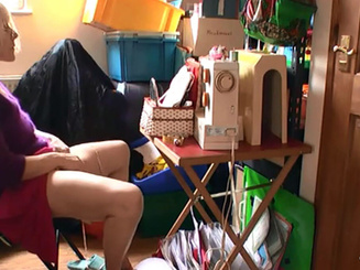 Швея мотористка мастурбирует на рабочем месте в подсобке