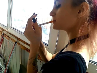 Кавалер чпокает свою брюнетку на балконе пока та курит сигарету