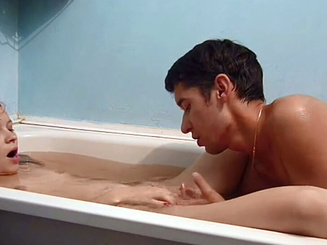 В ванной муж мужик лижет Кате половую щель и вставляет два пальца