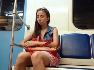 Подсмотрел под юбку спящей девушке в московском метро