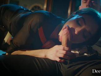 Брюнетка в сексуальном наряде облизывает болт связанного мужчины перед поркой по заднице