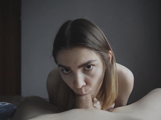 Юлька соглашается на глубокий отсос, если мужичек пообещает опуститься к ней в ротик.